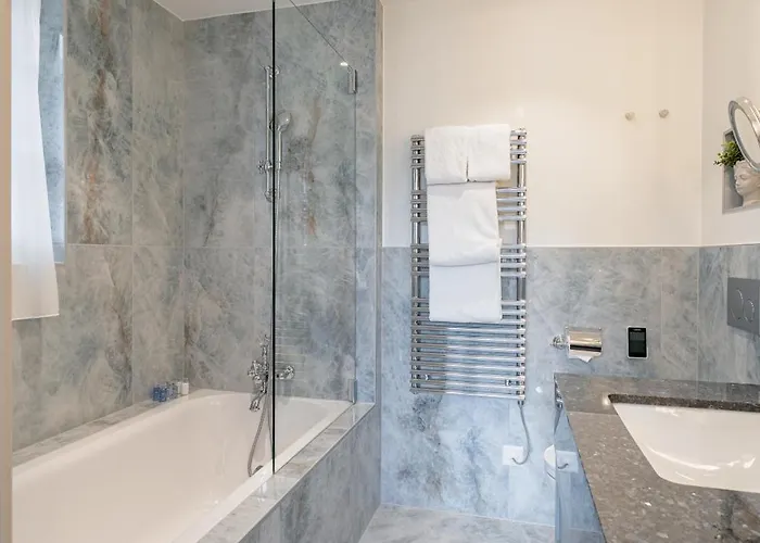 Mirabeau Etoile Готель